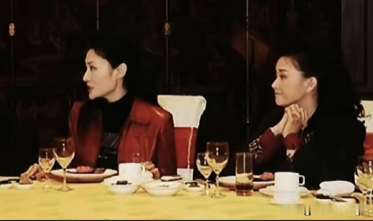 两位姐姐同框聚餐的画面也太养眼了！

周涛和宋祖英这侧脸线条都绝了，气质一个温婉