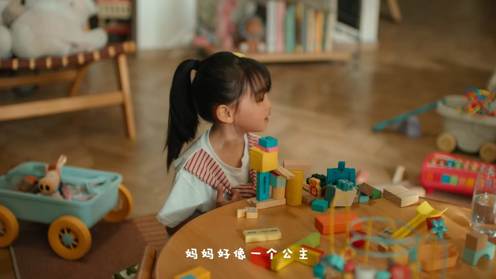 感觉妈妈才是初代甜妹她不是童话里的公主，却是照亮我生活的光。这支母亲节短片，我们