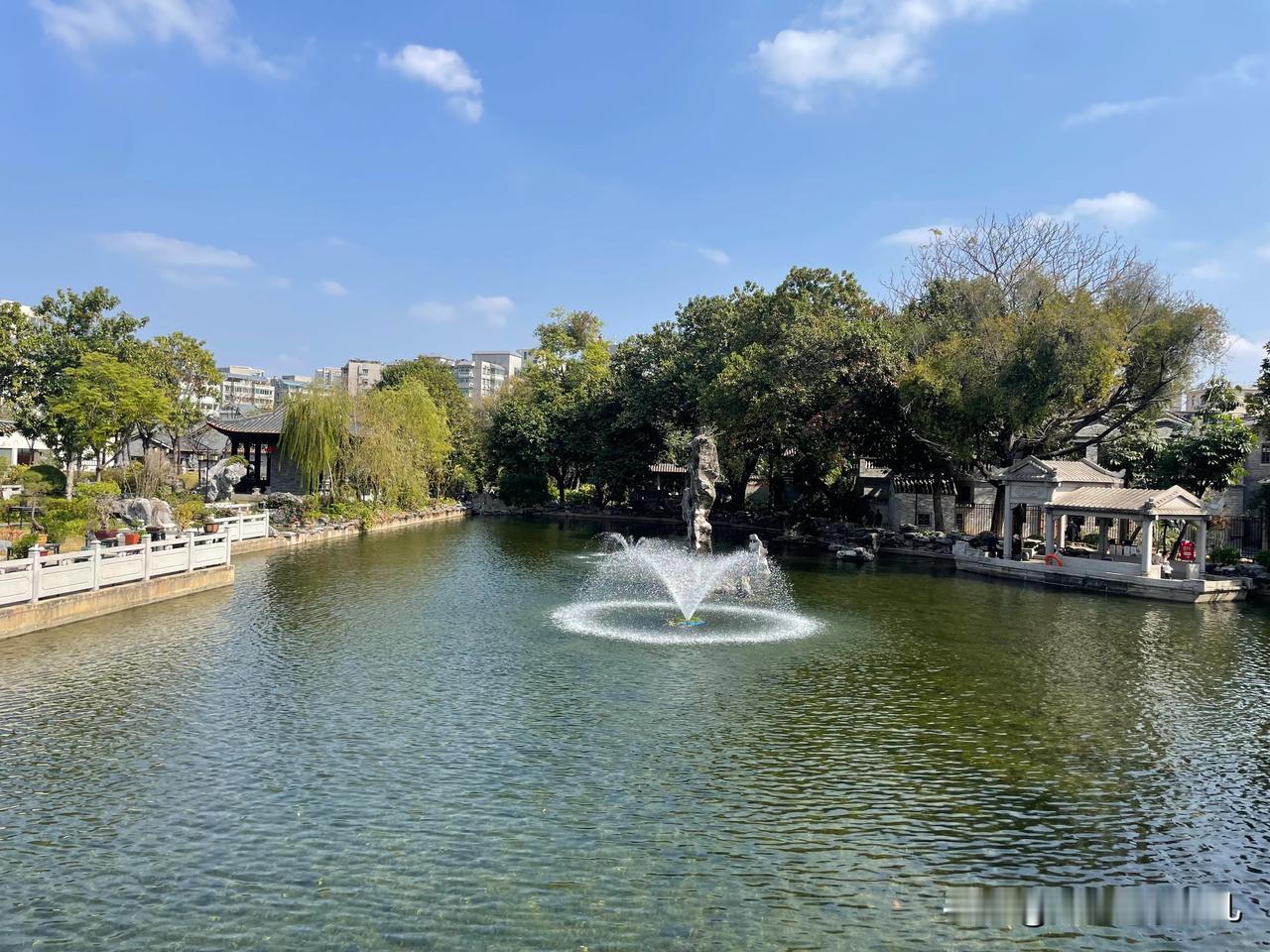 走进佛山梁园，一步一景，处处皆能定格绝美瞬间。古雅的亭台楼阁，飞檐翘角在蓝天的映