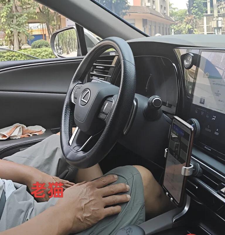 今天跟战友老猫在房地产中介，看合同，电子签约，打款。
就两天半，老猫把房子买了，