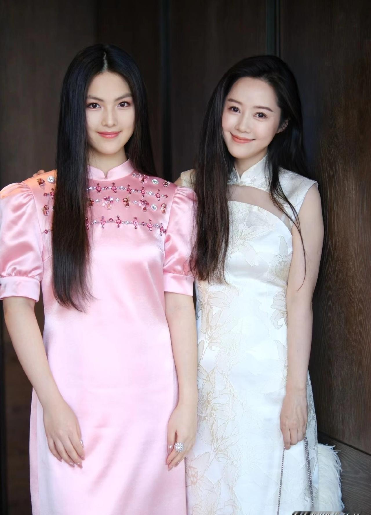 13岁，她在英国校园用一幅画撕掉了“星二代”标签。
王诗龄的奖学金证书右下角，校