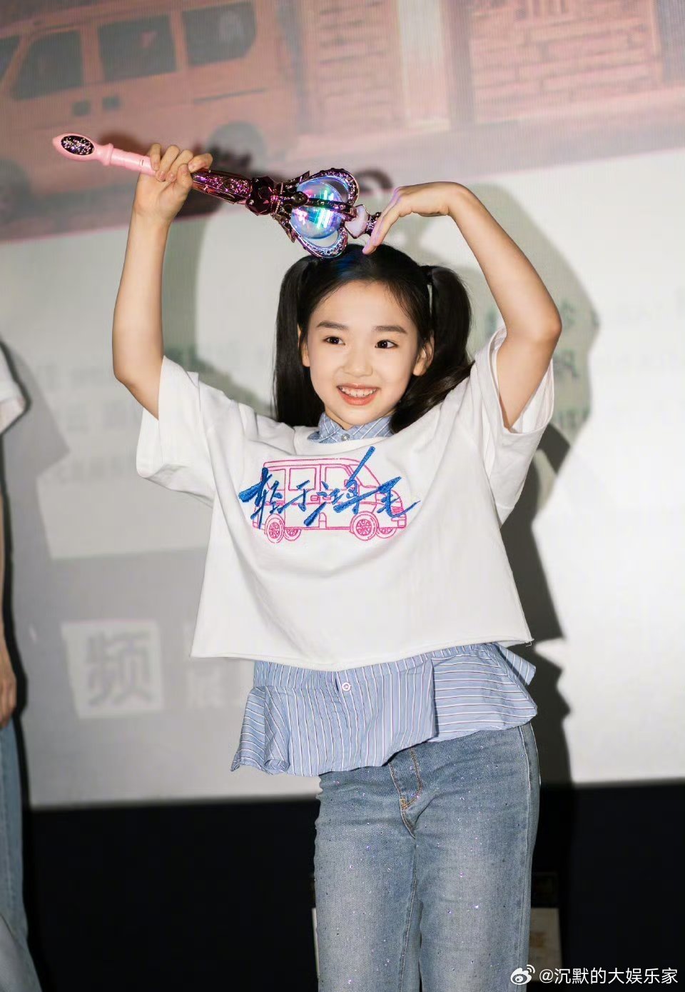 她女儿能赚的钱都比她新老公多！董璇的女儿小酒窝也出演了电影《轻于鸿毛》，宋佳、佟