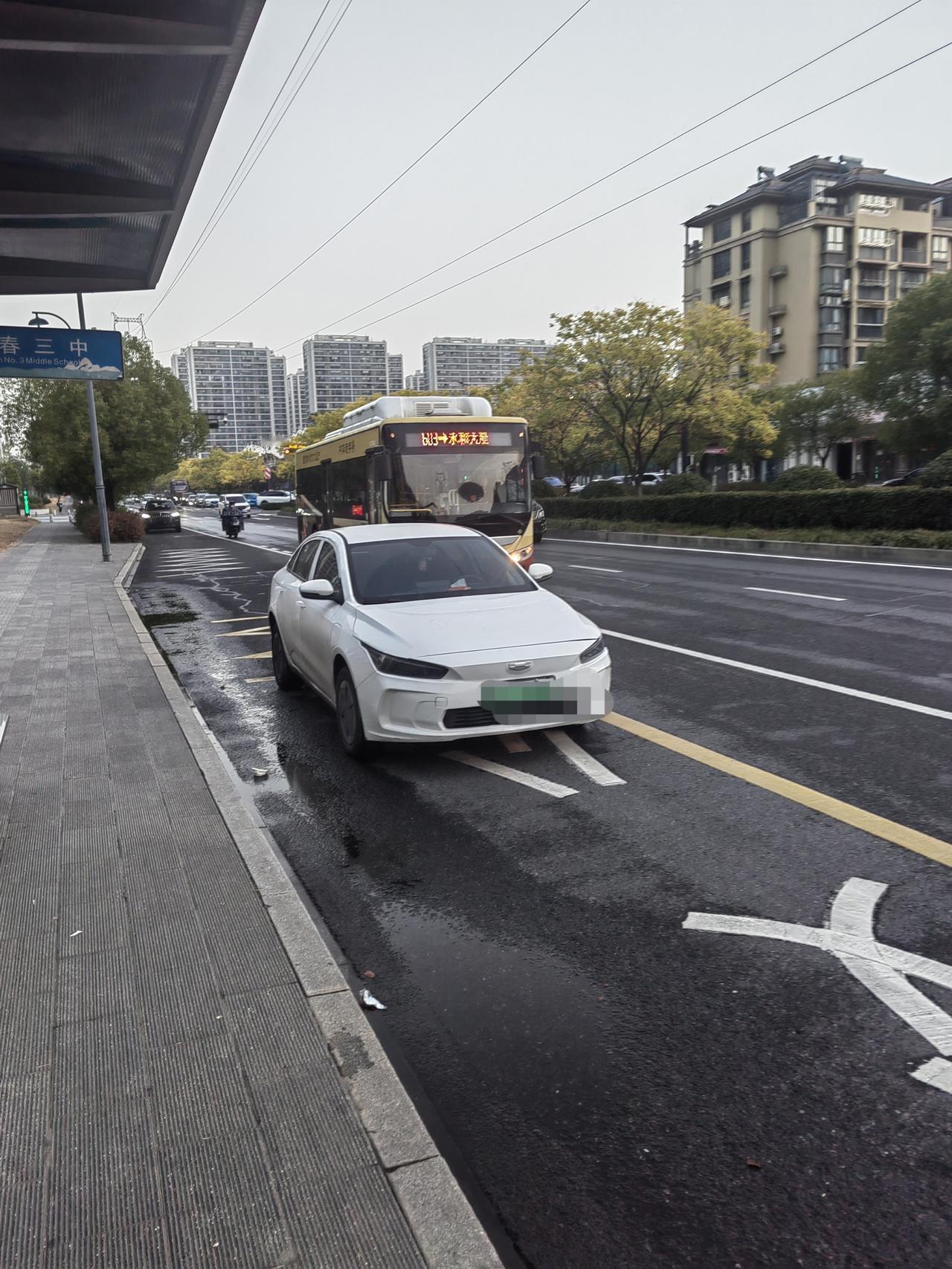 维护公共交通秩序，需要你我共同努力之——不乱停车。