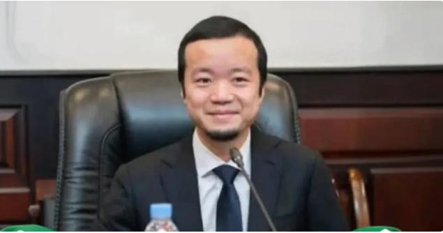 近日，陈志这个名字，以一种极其震撼的方式出现在了国际通缉榜上。美国司法部扣押他名