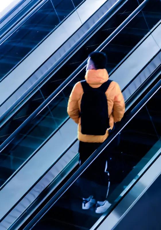 当成年人习惯了独来独往，很少有人打电话约着吃饭、游玩，这并非坏事，反倒证明交流趋