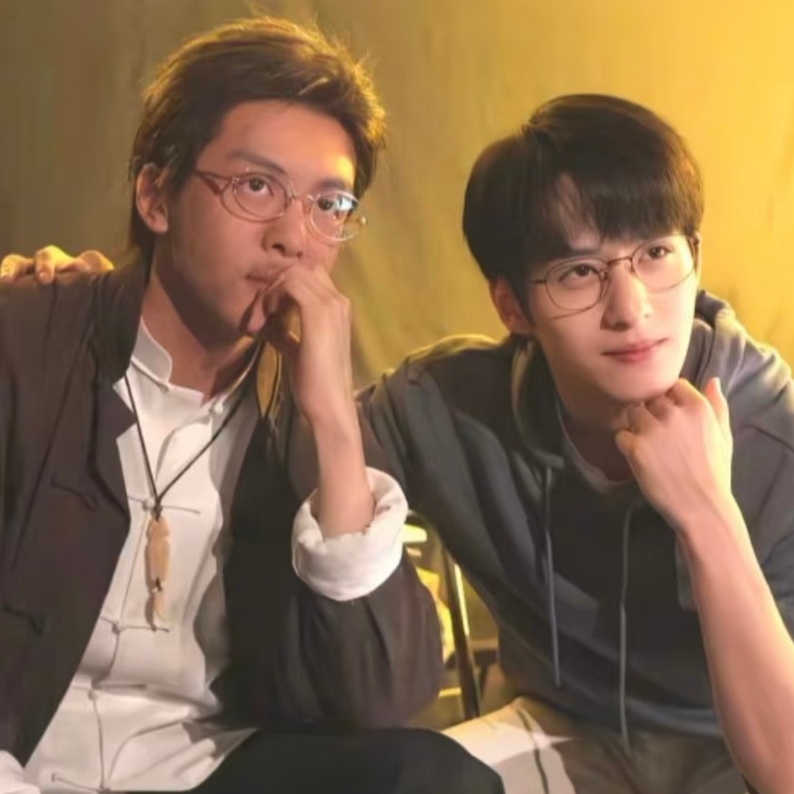 是吴老狗和吴小狗也是两代吴邪 原贴配上牵丝戏的bgm看的我特想哭 