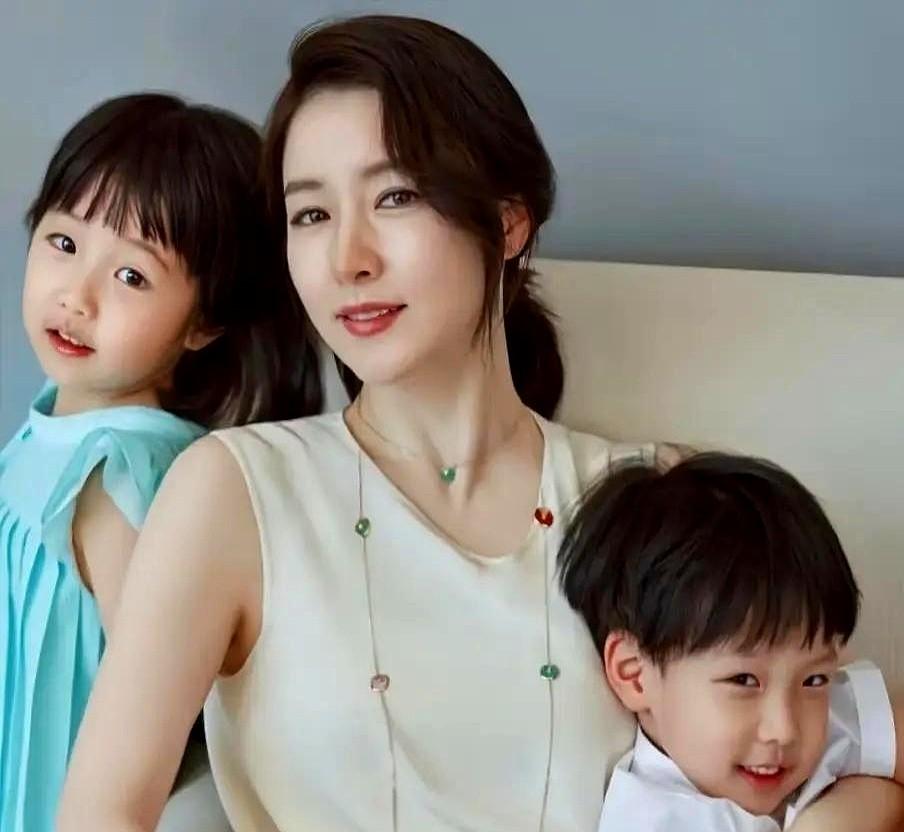 有人会觉得，明星的孩子只要有颜值、父母光环，未来成功似乎不用担心。

但李英爱对