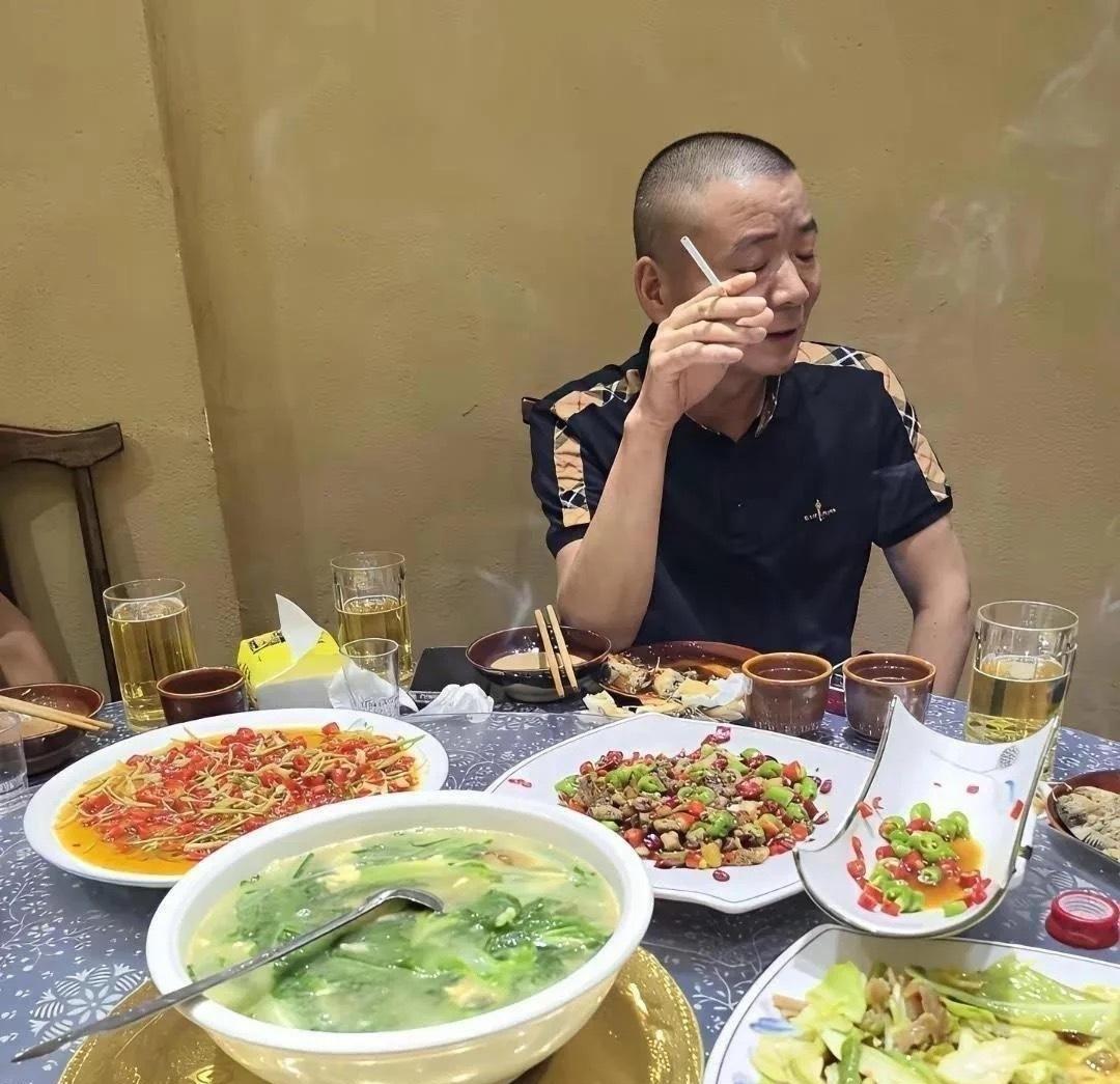 没有一盘菜是贵的，架势倒是摆得挺大。
 
桌上菜品都很家常，算不上什么名贵佳肴，