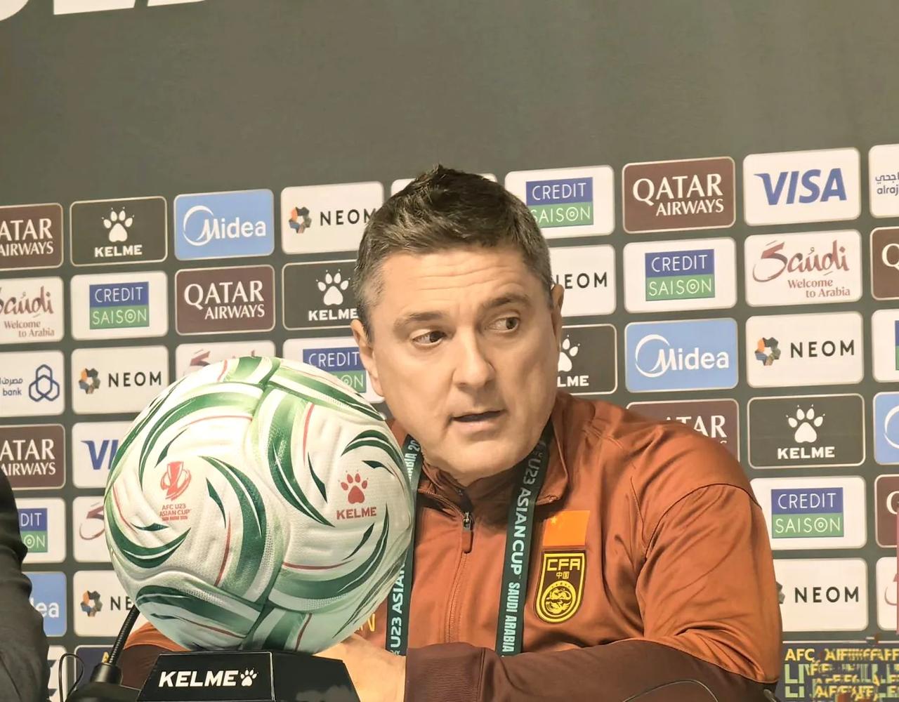 U23国足主帅安东尼奥透露了球队未能取胜的原因。
他在赛后发布会上表示，这场比赛