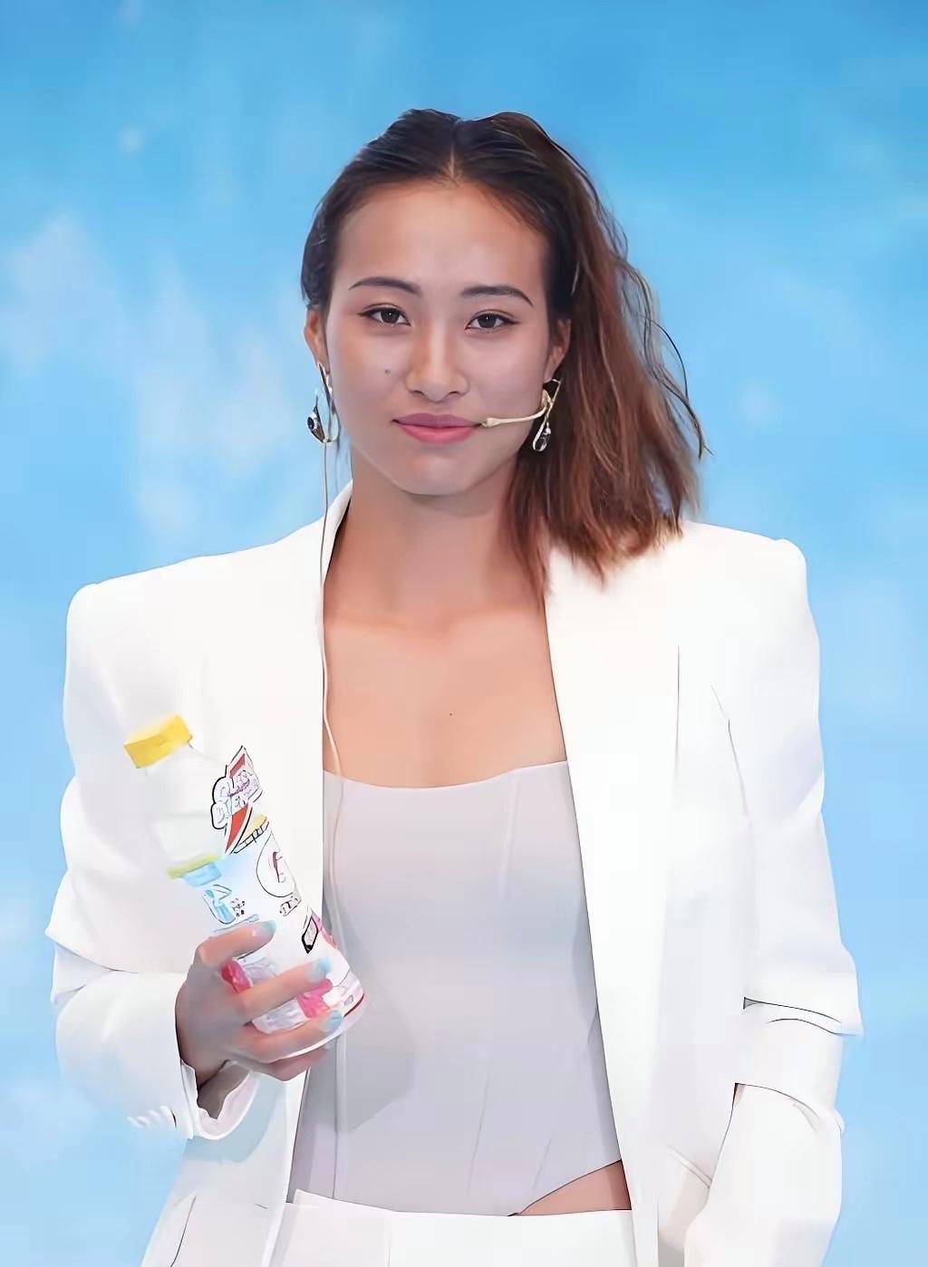 她，做到了世界网坛不可能的事情！
北京时间9月6日清晨，结束的美网第三轮 ，郑钦