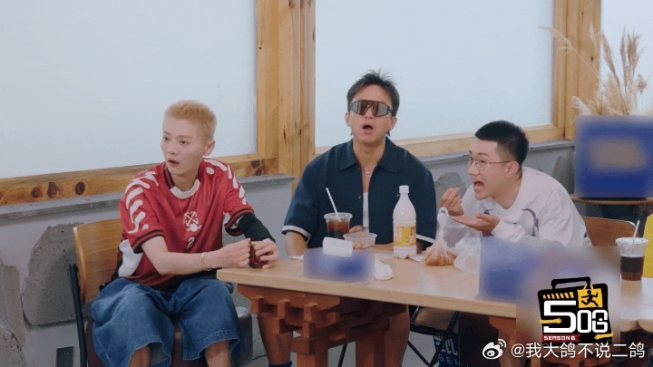 鹿晗跑着去看热闹鹿晗水都没放就去看热闹 看到鹿晗连水都来不及放就冲出去，就知道五