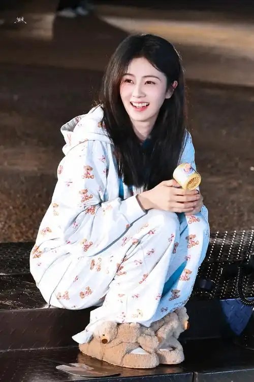 白鹿学历我这个人吧，最大的弱点就是难过美人关。看在还算漂亮的份上，都33岁了，在