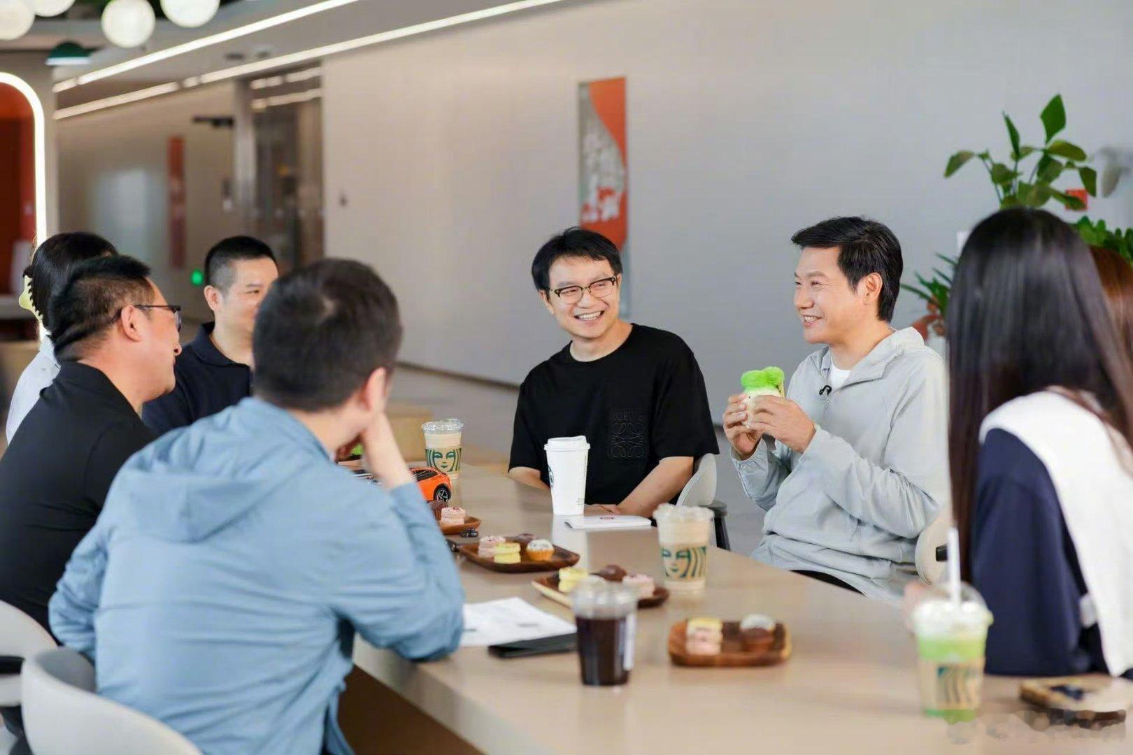 小米一直以来的价值观都是跟用户交朋友，除了企业自身接地气，你的产品也要让消费者足