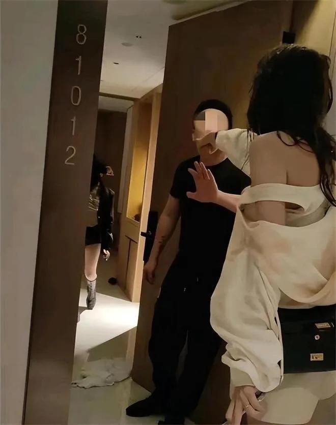 陕西渭南，女子出轨被丈夫捉奸在床，谁曾想当众被打了几耳光的女子，竟趁人不注意冲出