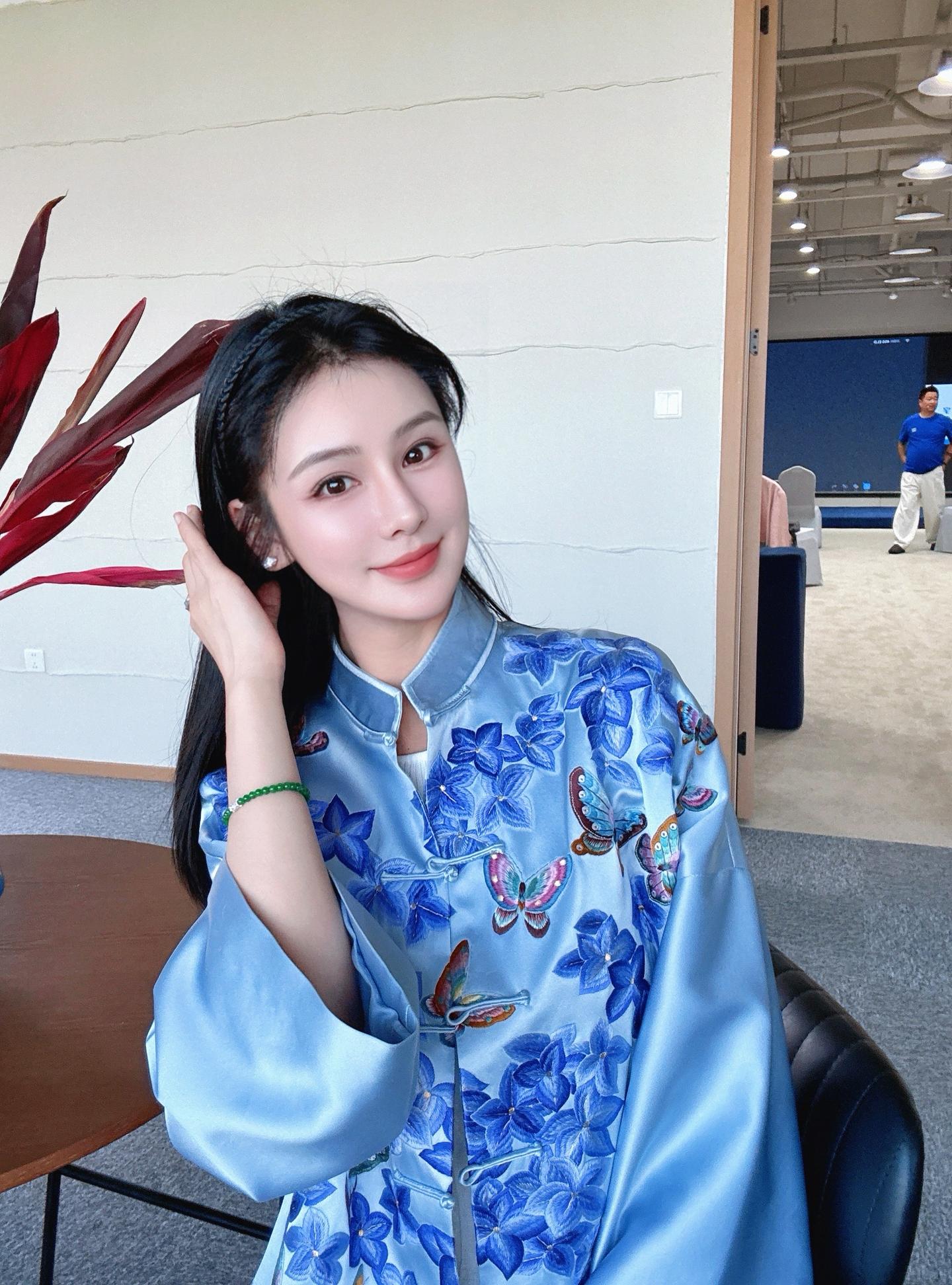 “人到中年，要有一个很绝的心态，不解释，不讨好，大大方方爱自己。杨绛先...