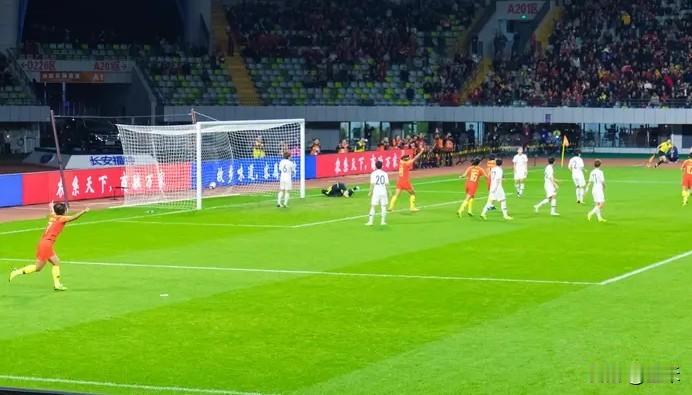 在2026年3月底，国足赴澳大利亚参加国际足联系列赛。
2：0击败了库拉索队，但