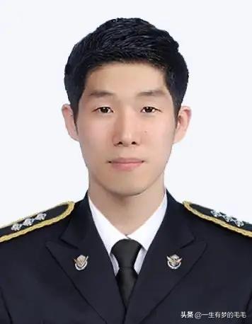 韩国李宰硕警长是一个勇敢的国际主义战士
韩国李宰硕警长勇救中国老人不幸遇难的新闻