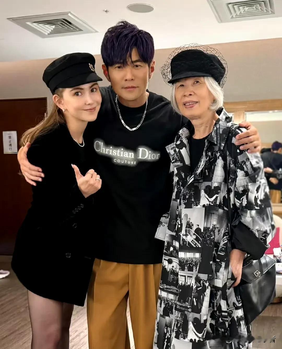周杰伦最重要的两个女人，一个叶惠美，一个昆凌，突然感觉周杰伦家的女人都好有诗意。