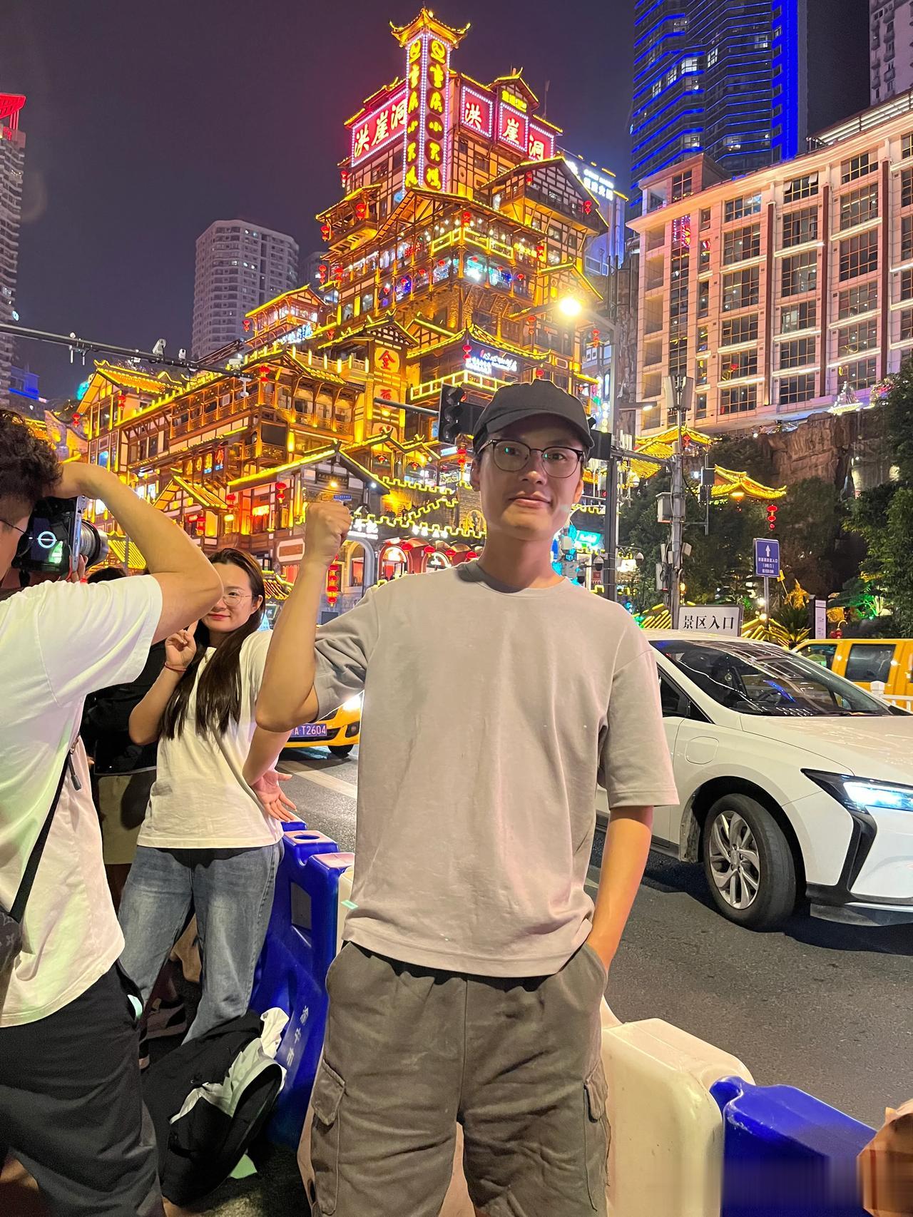 来夜游打卡重庆洪崖洞，开着瑞虎7plus冠军版！