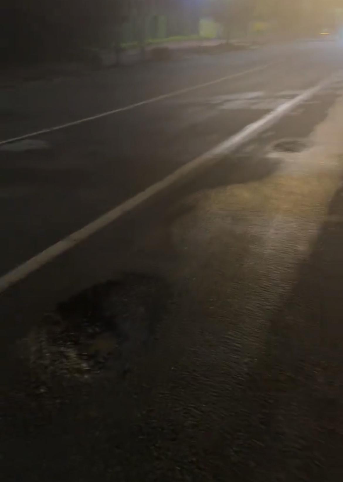【玉林某桥底有多个路坑小车路过撞坏轮胎】

6月18日，网友爆料称：昨晚，开小车