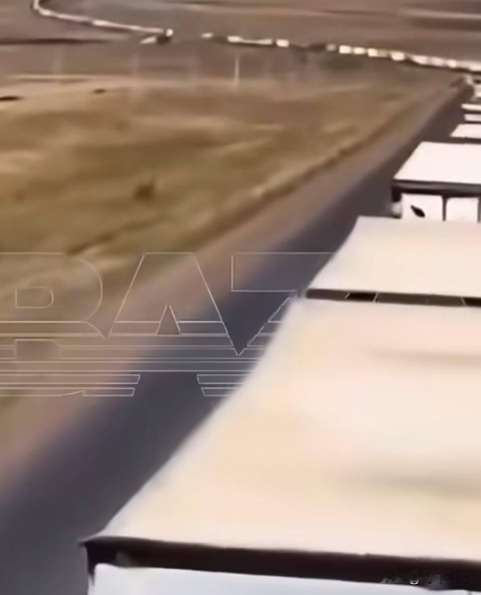 俄媒报道，由于哈萨克斯坦边境交通堵塞，俄中企业损失惨重。

超过一万辆卡车被扣留