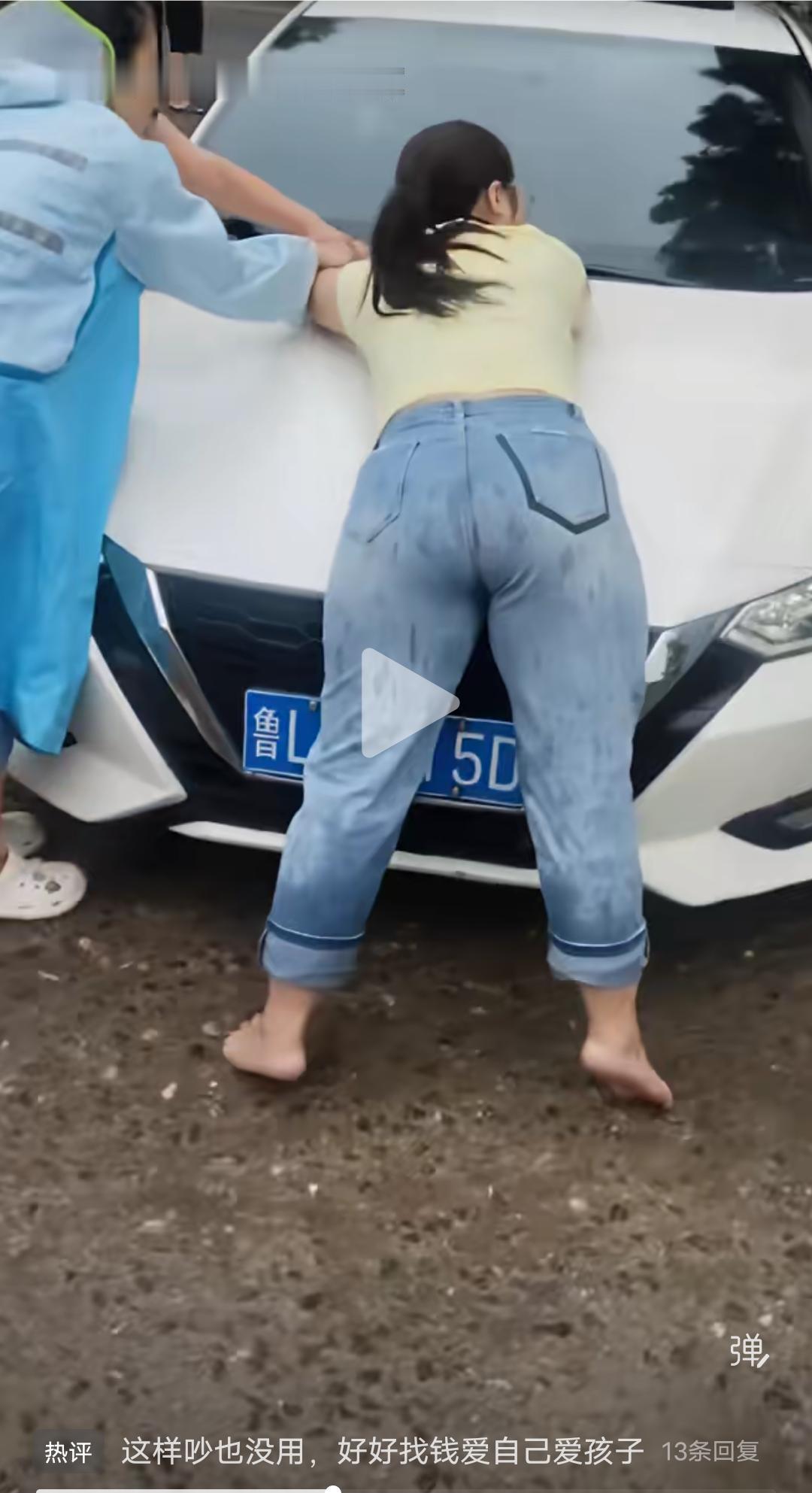 一网友发布了这样一段视频！
一女子光着脚趴在一辆白色私家车的引擎盖上，而且那辆车