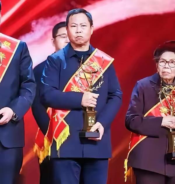 2024年，浙江船老大沈华忠出海时，突然接到求救信号，他当场砍断6300只蟹笼，