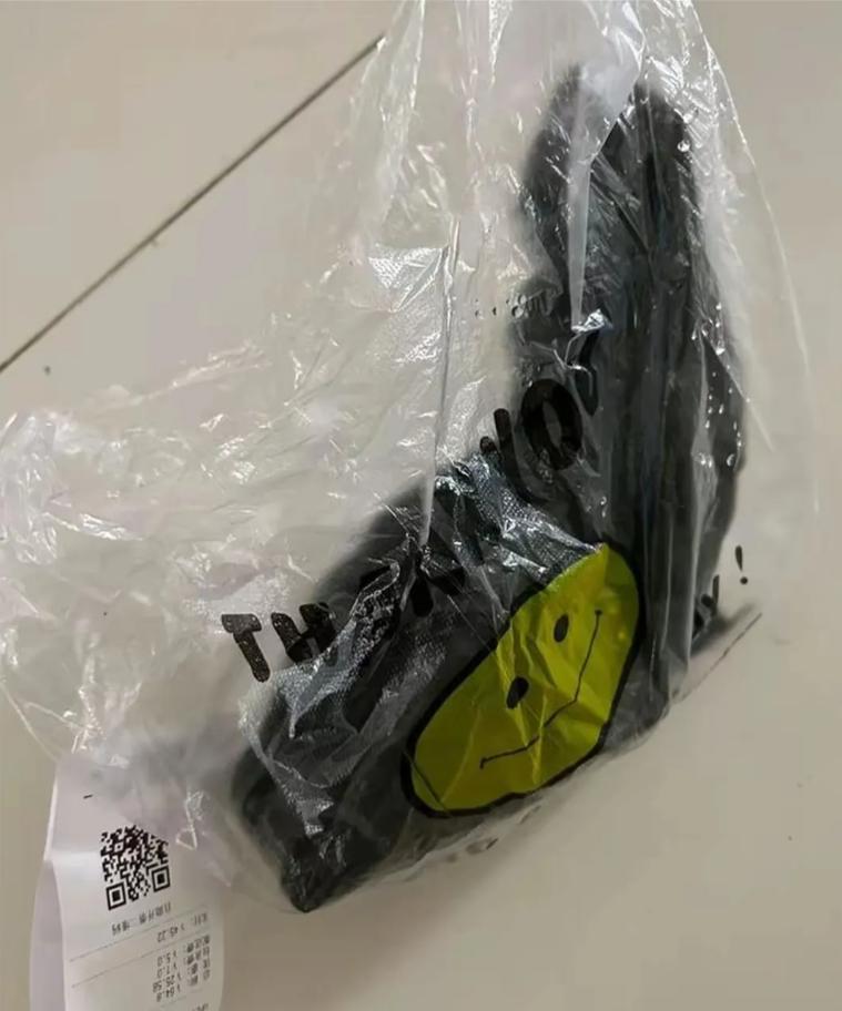 四川成都，王女士网购一盒12只装避孕套，快递小哥送到门口后意味深长地看着她，把女
