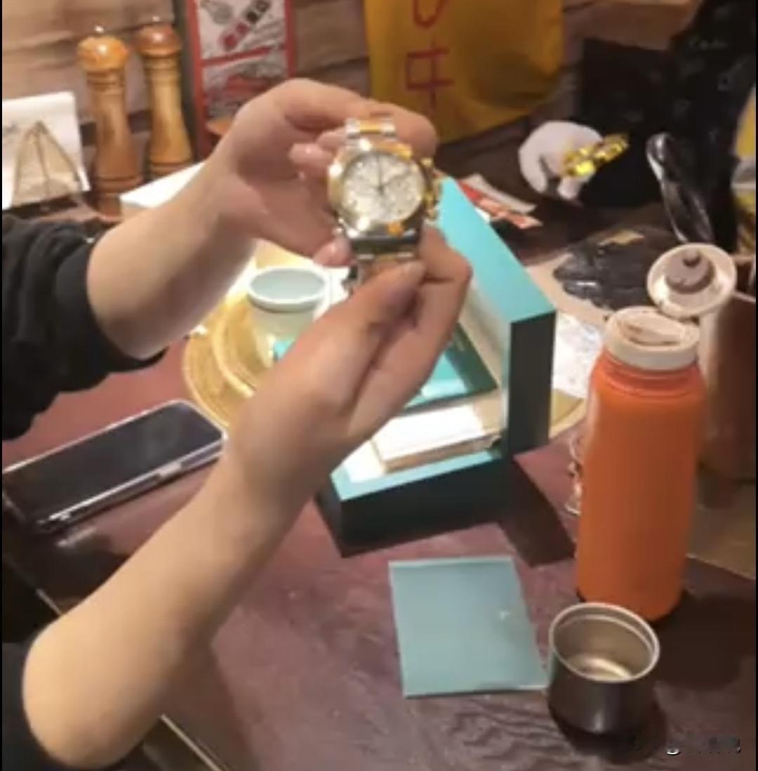 “解释不轻了！”西安，一女子得了恶性肿瘤，为了治病一块劳力士手表放在二手平台卖掉