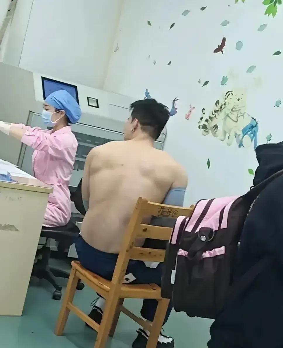 我说哥们儿，胳膊上打个针，至于脱这么光吗？