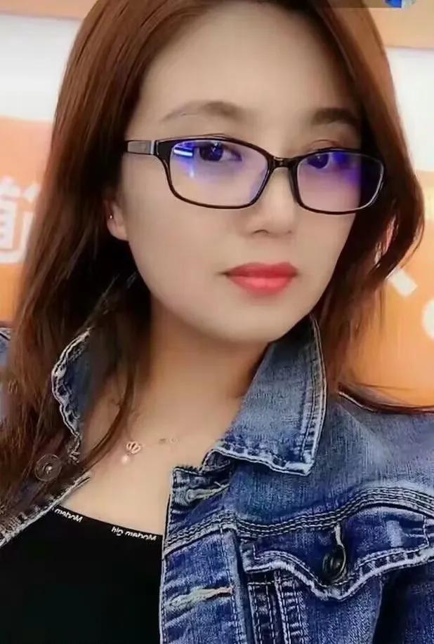 喜欢仁至义尽后
心安理得的无情无义
付出时
倾尽所有
收回时
滴水不漏
其实世间