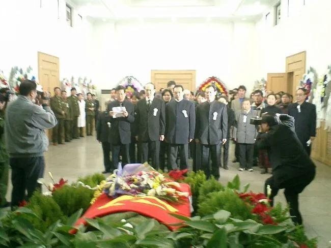 2003年，黄永胜妻子项辉方，葬礼现场，一张罕见的留影，从照片中我们可以看到，追