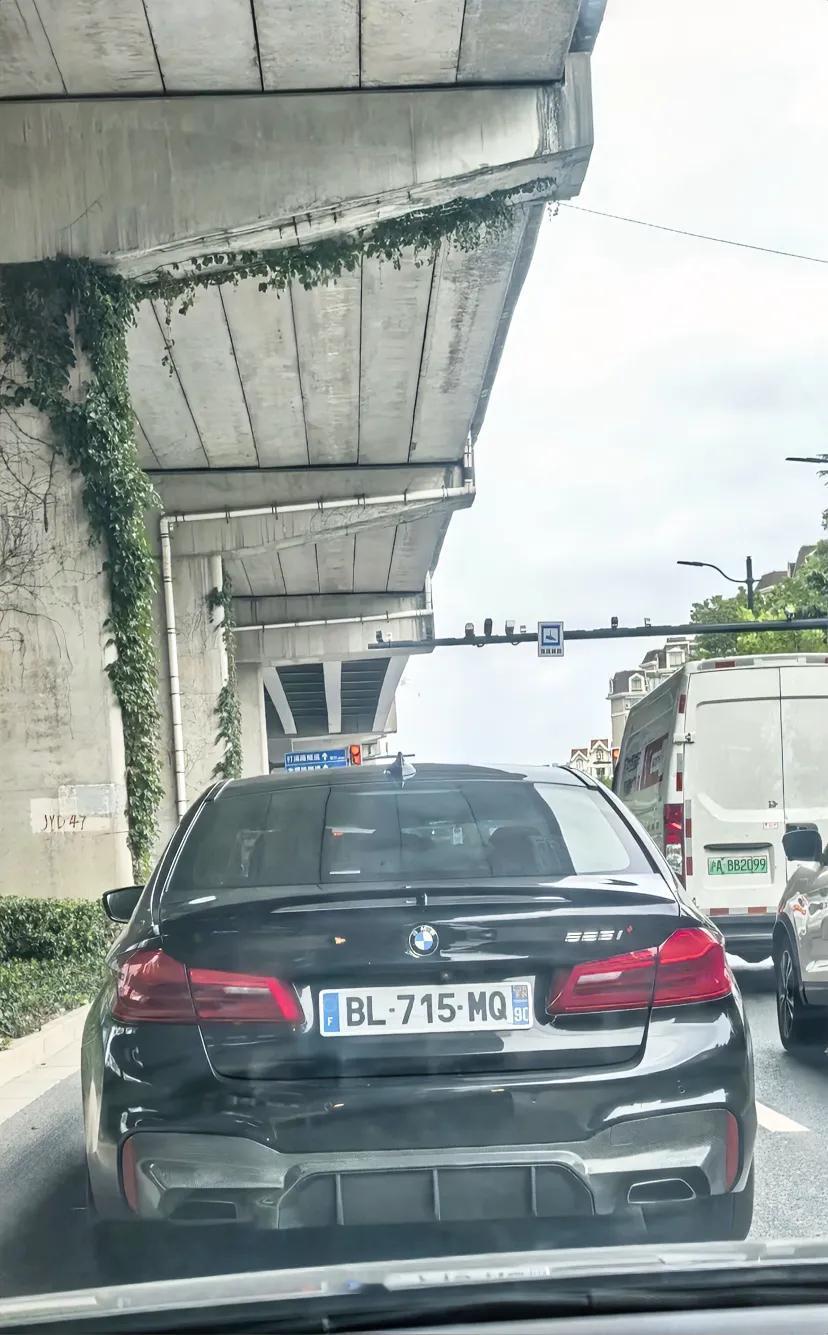 上海街头，一部宝马5系悬挂法国牌照？仔细看，有猫腻……[马思纯的微笑]后视镜若隐