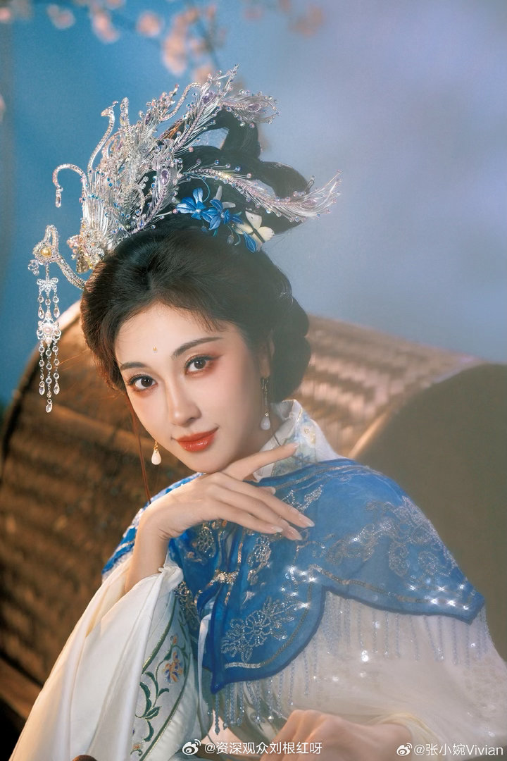 张小婉幻视嫦娥仙子张小婉银凤冠幻视嫦娥仙子 张小婉这组造型太绝！银凤冠熠熠生辉，