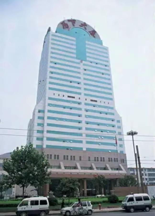 之前的历下大厦是圆头的，2009年启动改造，成了现在的样子，戴了顶帽子。


外