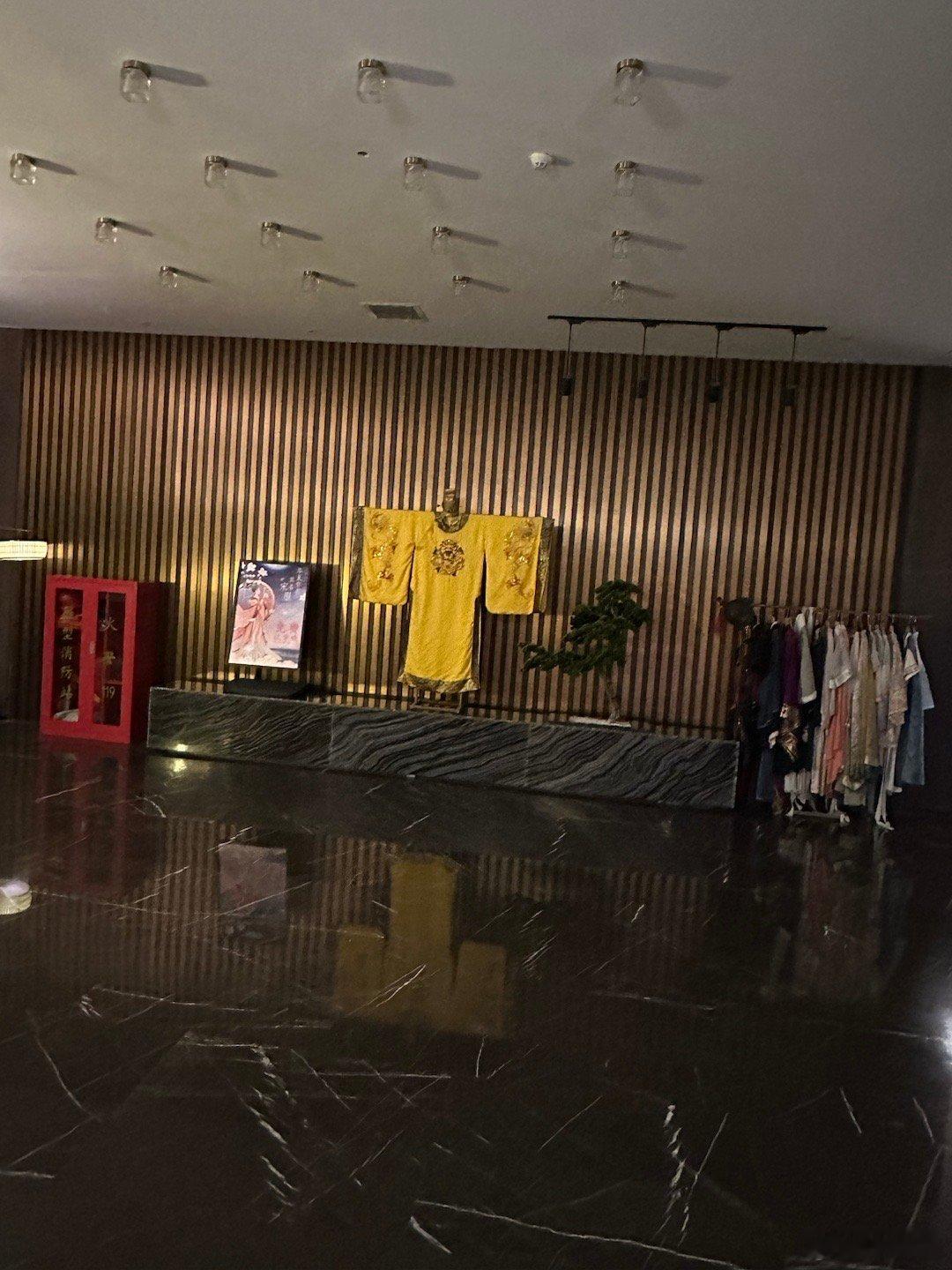 这几年没有开夜路的习惯 因为不安全 而且第二天还没精神 所以一般就晚上找酒店住下