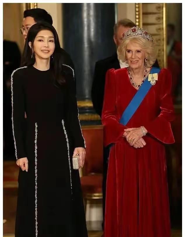 女人的美绝对不是珠宝可以打扮出来的。卡米拉王后带着华丽的王冠，还没有一头乌发的金