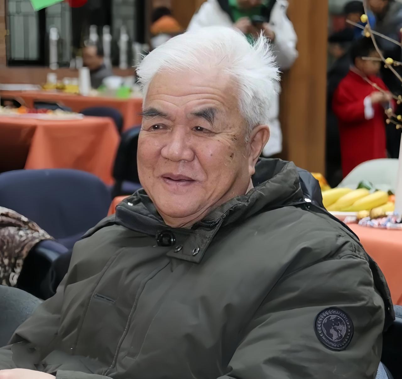他是内蒙古自治区第一个博士生导师。他还是北京大学数学力学系十大才子之一。他正是清
