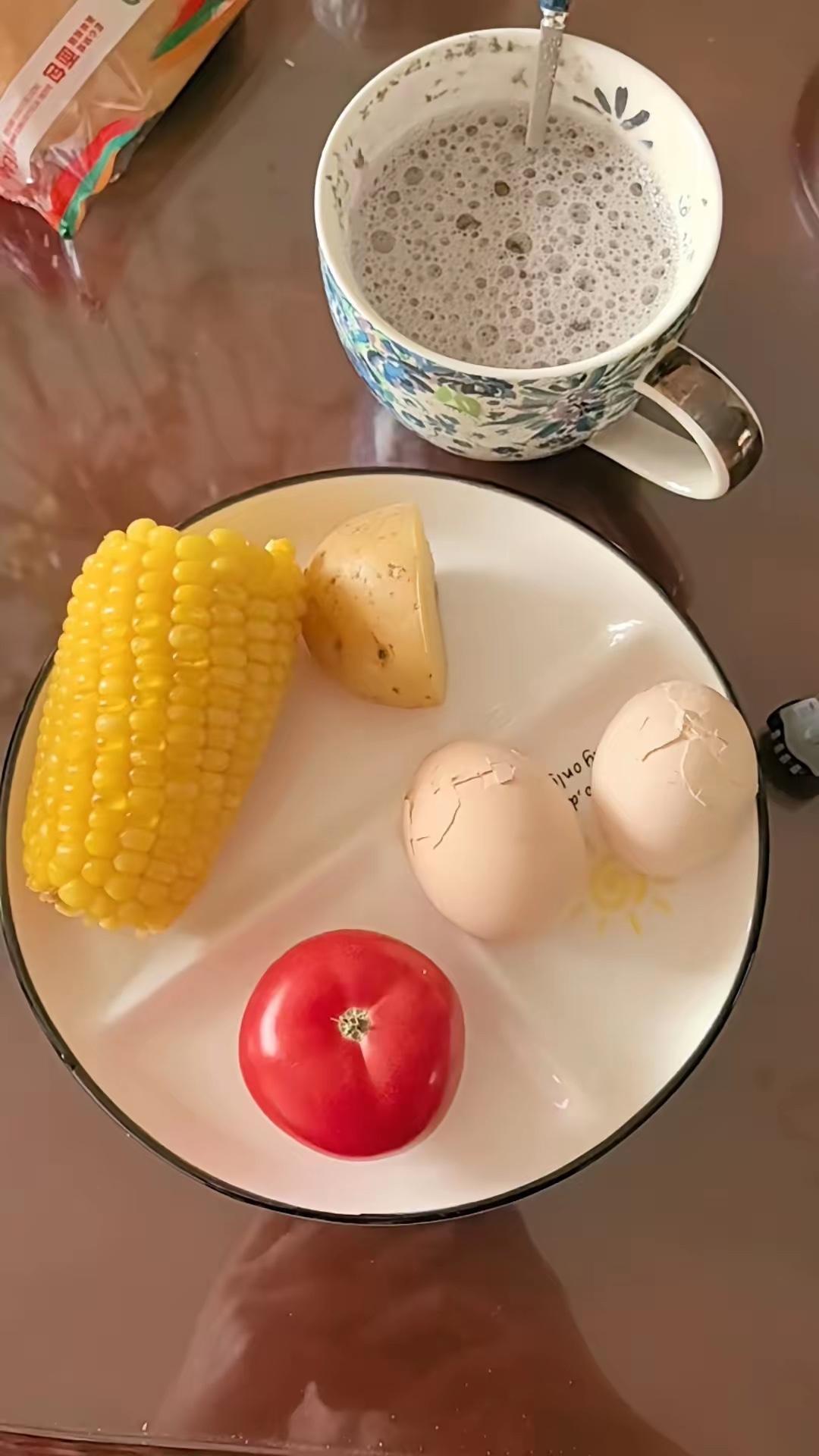 我家孩子姑姑为了减肥，从去年上半年就开始节食，确实每次见她，都能肉眼可见的瘦了。