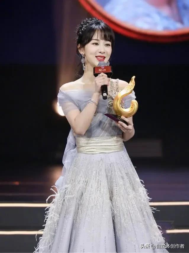 熬过低谷自有荣光，杨紫凭实力拿下白玉兰视后
 
演艺圈名利场喧嚣不断，真正能靠作
