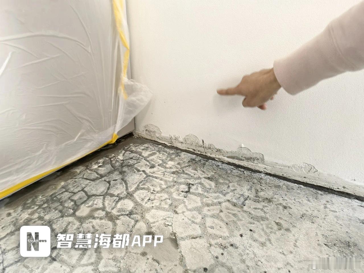 福建一业主新房未入住遭粪水倒灌 12月24日上午，记者在杜女士的套房看到，屋内的