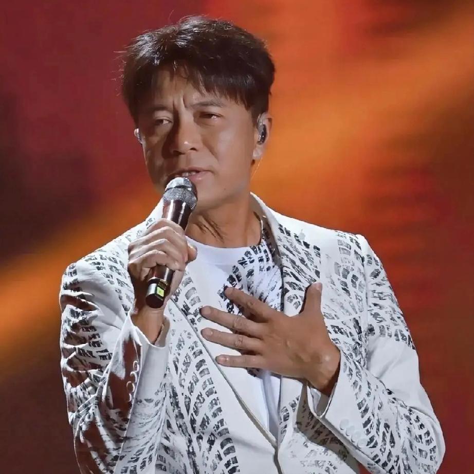 李克勤为什么不停开演唱会，
原因很简单，
不是缺钱需要频繁跑演出，更不是单纯贪恋