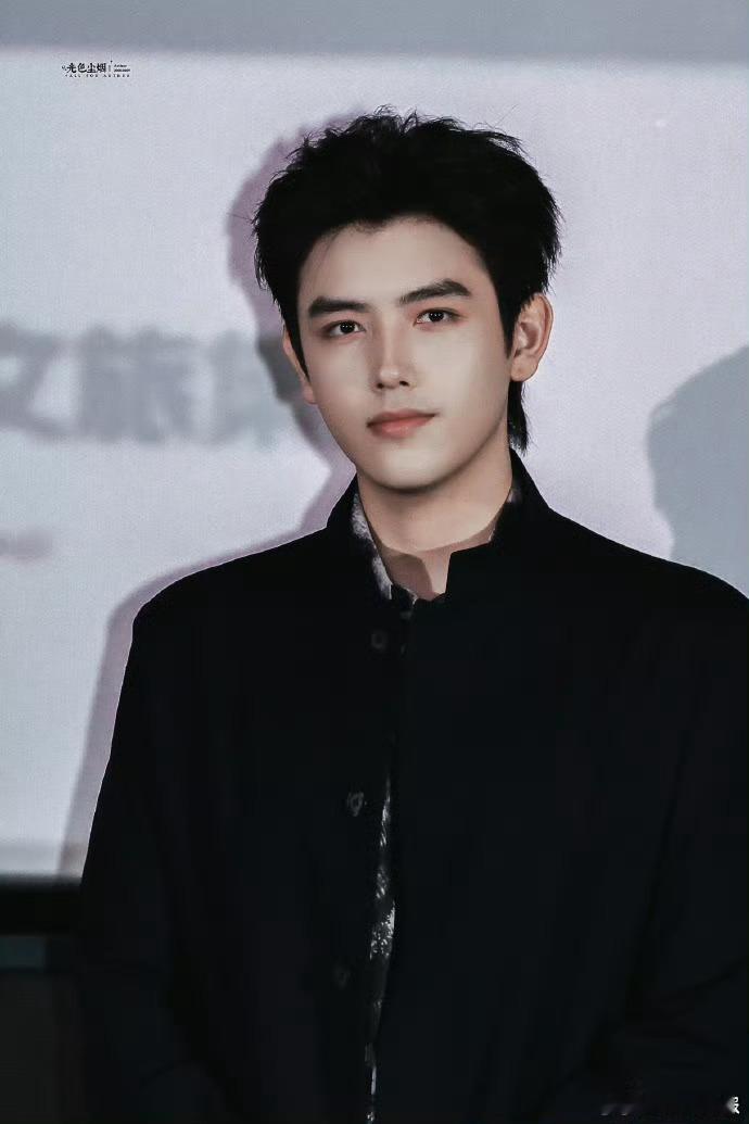 陈飞宇回头挥手这一下坐在陈飞宇后面是什么体验 贵气感溢出屏幕！黑色大衣配国风衬衫