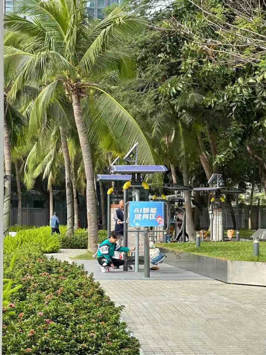 阿里推出首款具身机器人 有时候我们还是要适当性的释放一下自己的双手的，有机器人帮