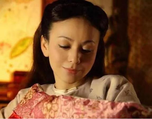 为什么古代的妃子不给皇子喂奶，反而要找奶娘喂？不是妃子们不愿意给皇子喂奶，她们是