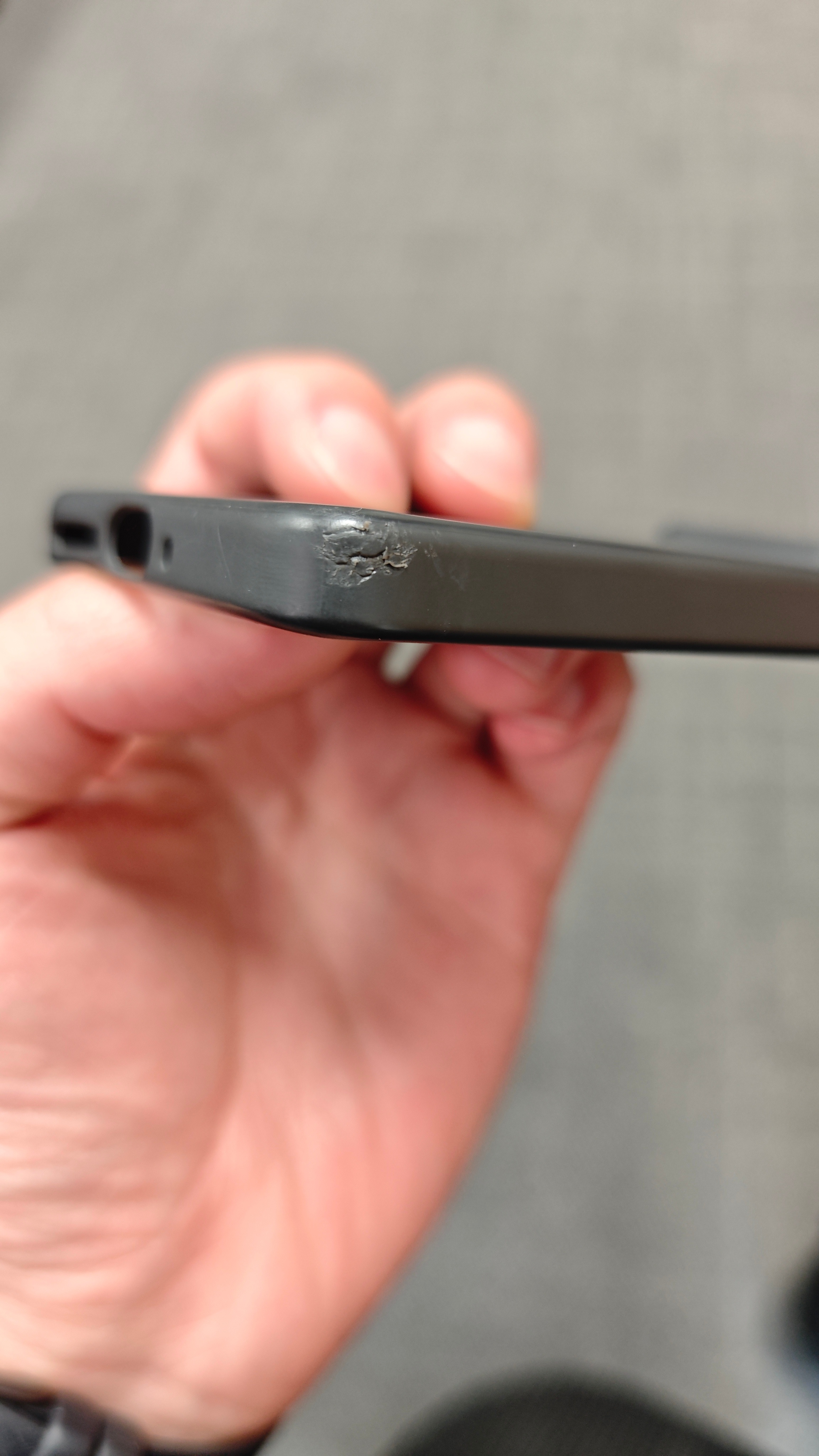 手机那些事儿[超话] 小米这个官方手机壳质量还是不错的，从时速30几从车上掉落下