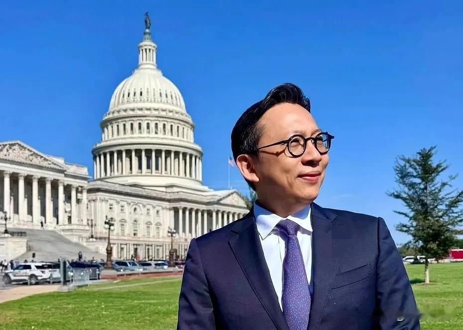 蓝委中的阑尾，葛如钧谩骂贬低中国大陆是纸老虎，比民进党的立委还恶毒。
葛如钧是国