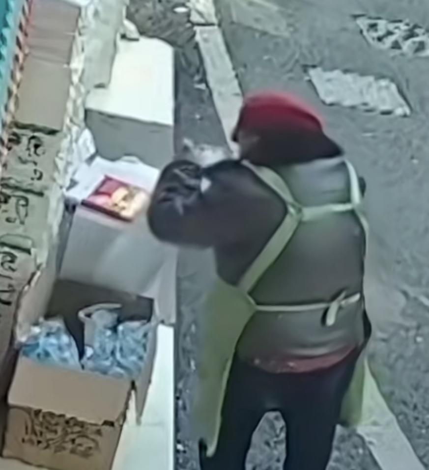 老人偷走店门口的一次性杯子
老板娘发现后，悄悄的“反偷”了回来
网友：偷的像拿的