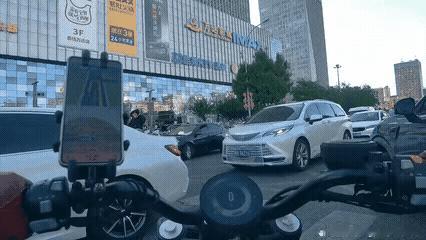当时我害怕极了，忍住没笑，就怕他再给我的摩托车来一脚！