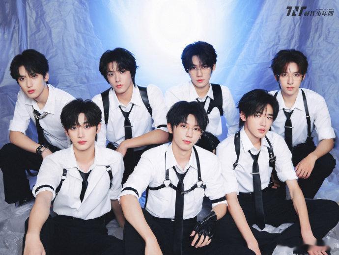 #时代少年团指引通往异世界#时代少年团以白衬衫黑背带造型惊艳众人，青春活力与神秘